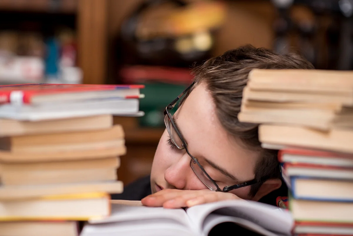 Чому варто замовляти магістерську роботу та поради