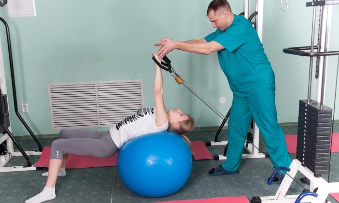 Когда стоит обращаться к кинезиологу, особенности и преимущества лечения